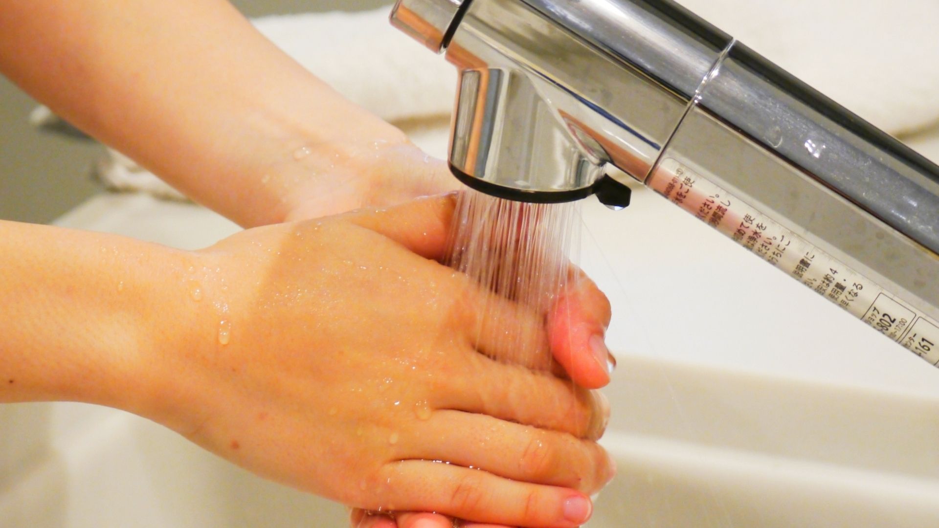 除菌洗剤で手洗い